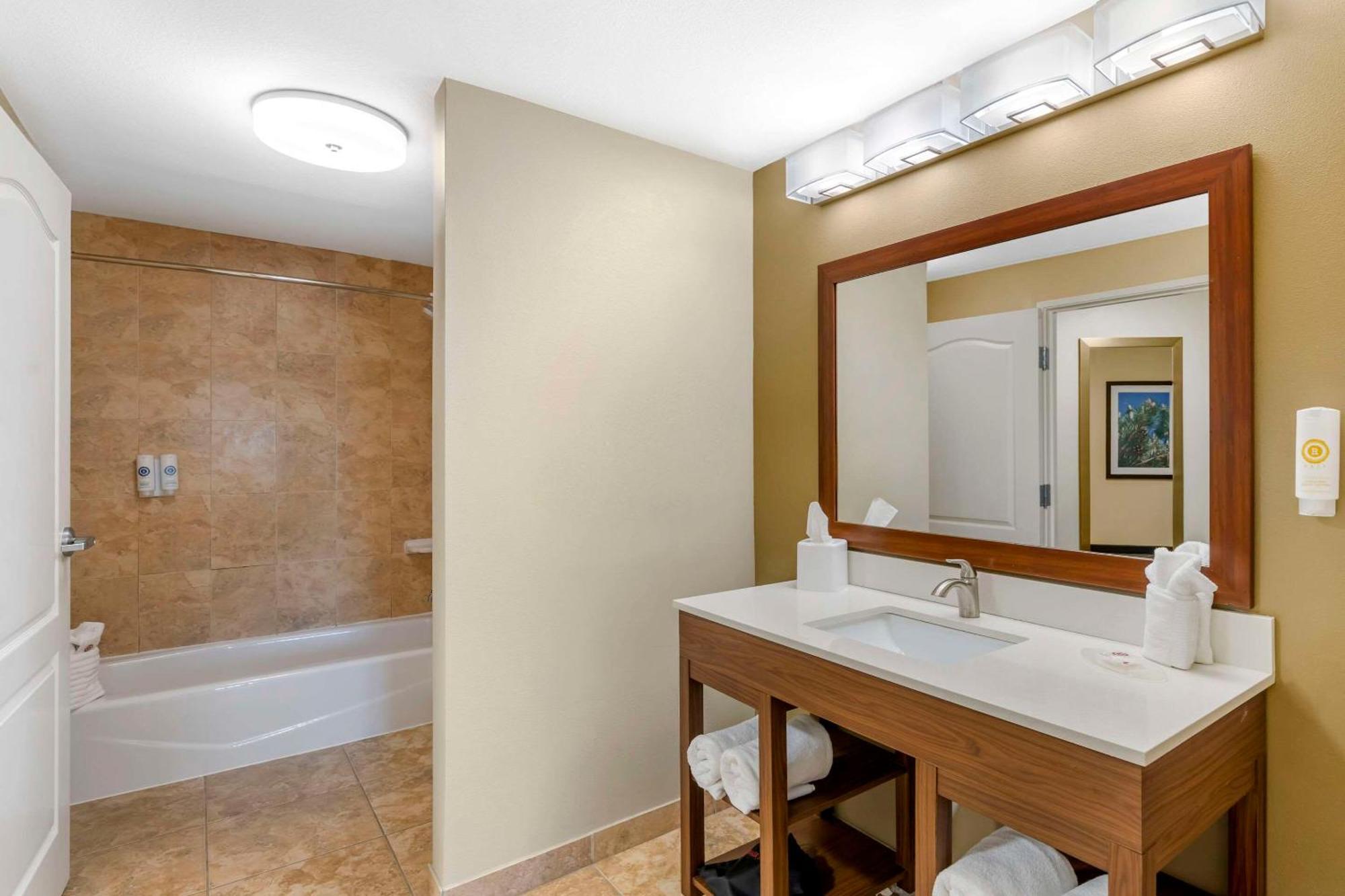 טיפטון Comfort Inn & Suites מראה חיצוני תמונה